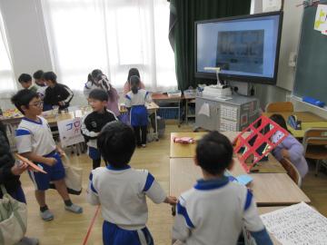 おもちゃランドで1年生が楽しんでいる様子