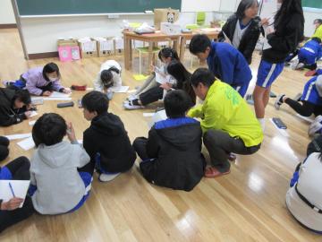 俳句の書き方を教えてもらっている様子