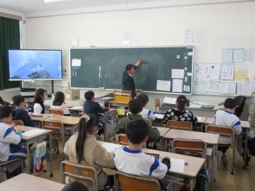 講師の方にそろばんの仕方を学んでいる様子