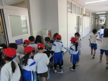 1年生と2年生が学校探検している様子