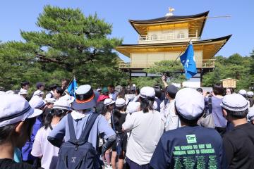 鹿苑寺金閣を見て興奮する6年生の風景