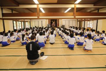 書寫山圓教寺にて講話を受ける4年生の風景