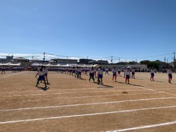 生徒たちが運動場でダンスをしている様子