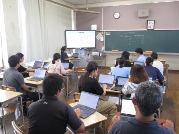 教室内で教職員が授業支援ツールの使い方を学ぶ様子