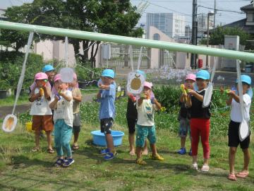 水鉄砲で的を狙う子供