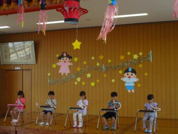鍵盤ハーモニカを演奏する子供