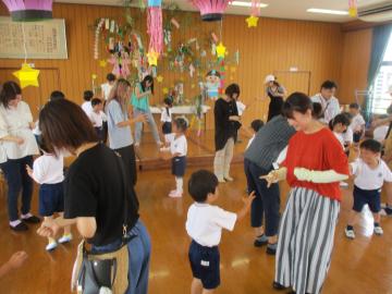 ダンスでジャンケンをする親子