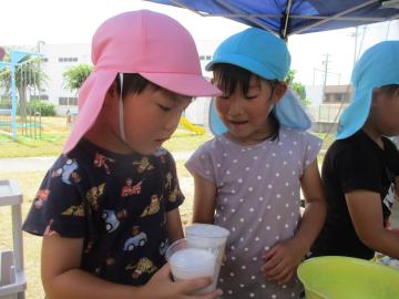 泡遊びでつくったジューズで乾杯をする子供