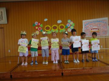 誕生日にプレゼントをもらう子供