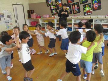 電車のようにつながる子供