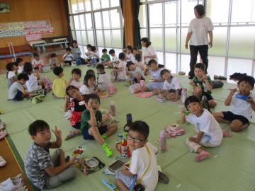 お弁当を食べる子供