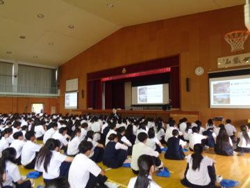 災害時について、講師の質問に答える2年生
