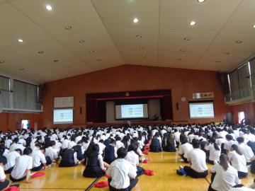 体育館で全校生徒が防災について話を聞く様子