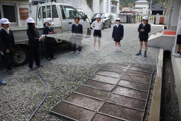 大きく育つように、プランターに水をたっぷりまいています。