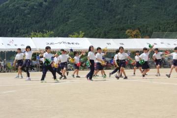 運動場でダンスを踊りました。