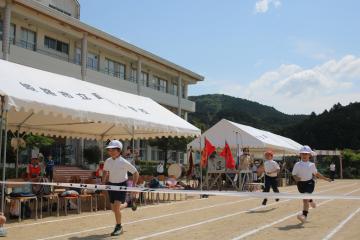 児童たちが全力で走っています。