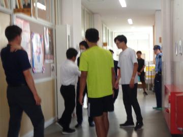 警察官が不審者役となり校内に入って来ました
