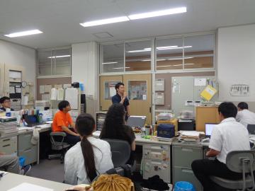 訓練の講評を聞いています