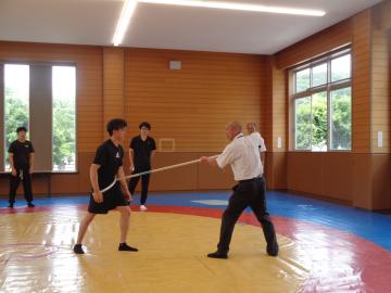 レスリング場でさすまたの使用訓練をうけています