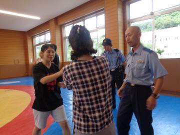 警察官に指導を受けながら護身術を学んでいます