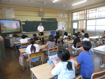 環境政策の職員の話を教室で聞く児童