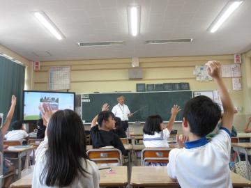 クイズに答える児童のようす
