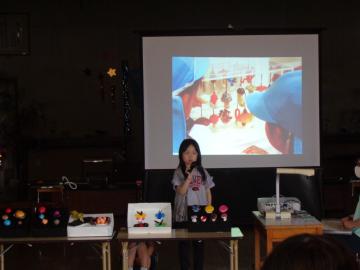 幼児がマイクを持って発表しているところ