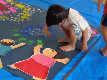 幼児が手形スタンプで遊んでいるところ