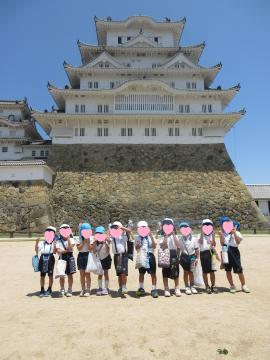 姫路城の前で写真を撮っている様子