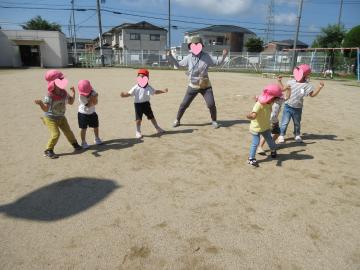 みんなでダンスをしている写真