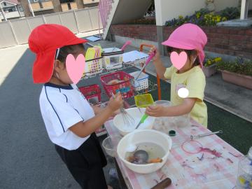 色水や泡クリームをしている様子