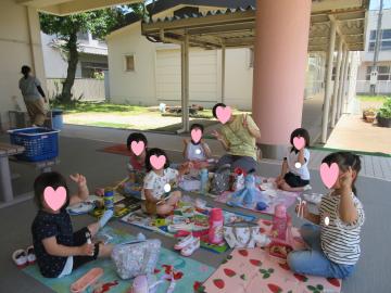 みんなでお弁当を食べている写真