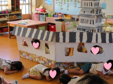 狭間で遊んでいる様子