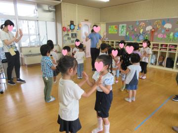 触れ合い遊びをしている写真
