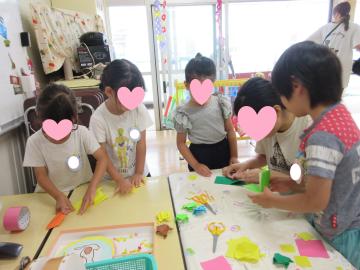 折り紙をしている写真