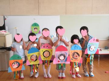 みんなで製作物と写真を撮っている様子