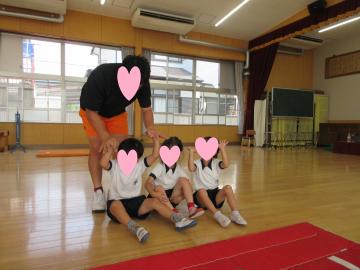 押し相撲をしている写真
