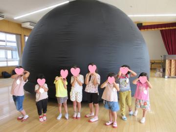 プラネタリウムの前で写真を撮っている様子