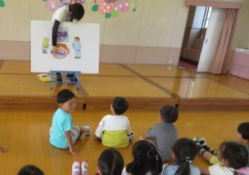 園児が虫歯予防デーの話を聞いている様子