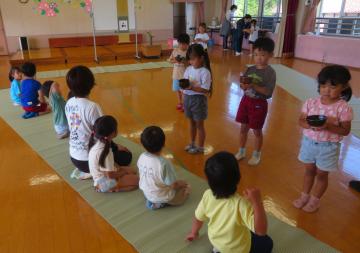 園児がお茶を運んでいる様子