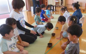 園児がお茶の作法を体験している様子