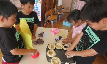 園児が御座候を作っている様子