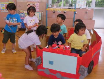 園児が消防自動車に乗っている様子