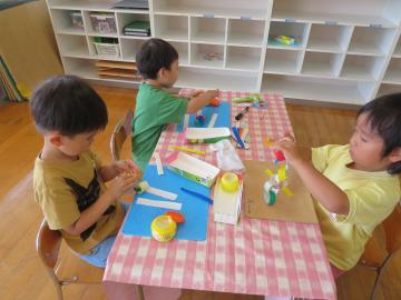 園児が笹飾りを作っている様子