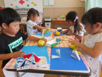 5歳児が笹飾りを作っている様子