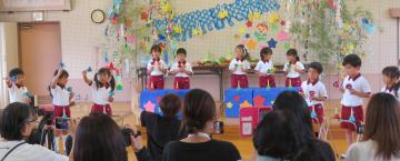 5歳児がベルをしている様子