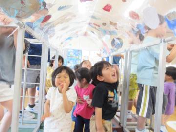 4歳児がトンネルを通っているところ