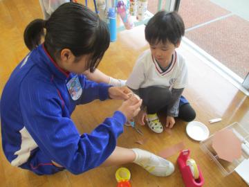 園児に手助けをする中学生