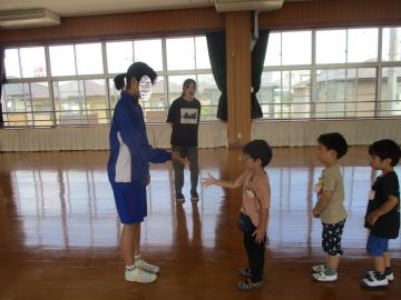 じゃんけんをする中学生と園児