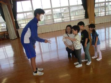 じゃんけんをしてあいこになる園児と中学生